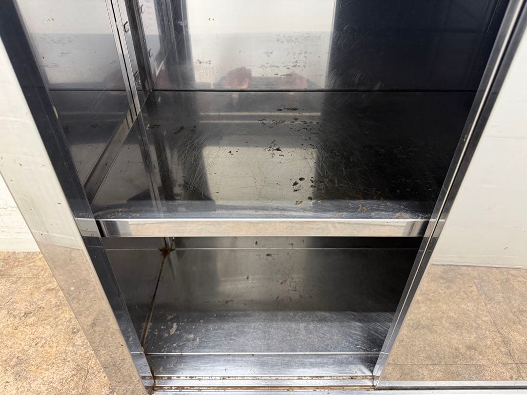 ステンレス　業務用　扉付き作業台　厨房　飲食店　W９００ｘD４５０ｘＨ８００ｍｍ