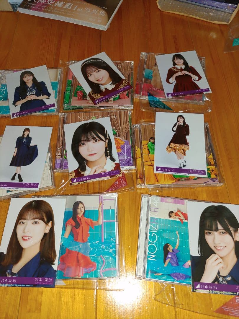 乃木坂の写真集と雑誌とクリアファイルとポスターと最新シングル曲