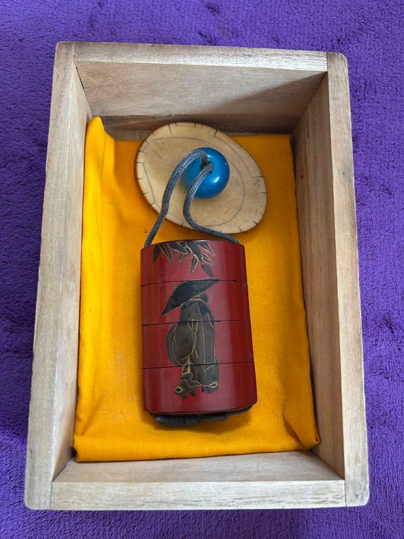 赤い漆器印籠 根付 薬入れ 小物入れ 時代物