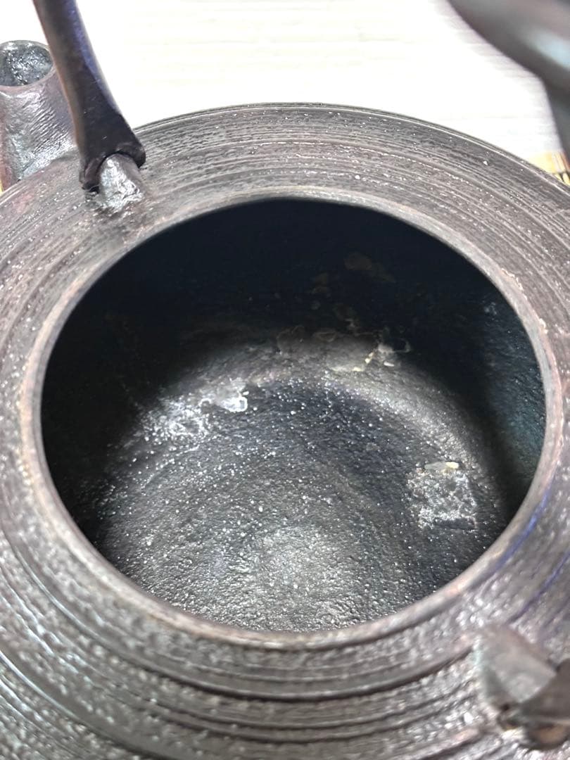 ＵＳＥＤ、美品　岩手県奥州 佐秋鋳造所 佐藤守巨造 捻鉉 糸目文様　南部鉄瓶