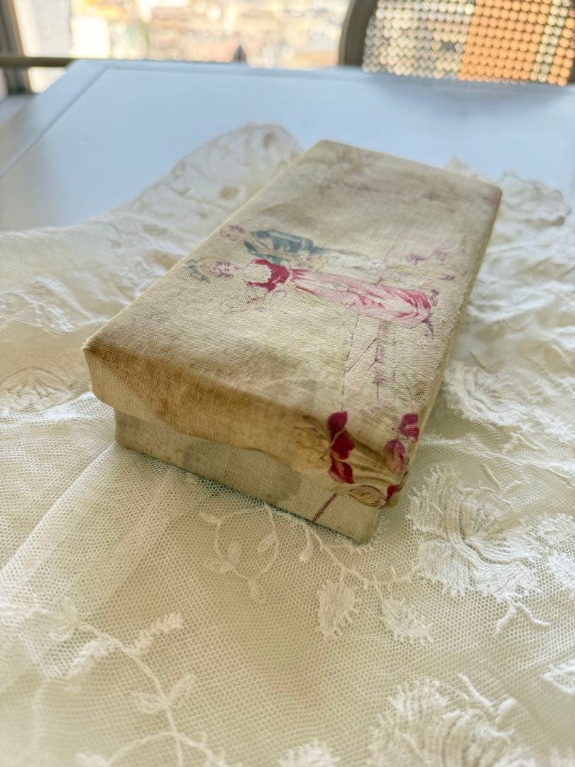 フランスアンティーク貴婦人と紳士ジュイ柄の小さなカルトナージュb