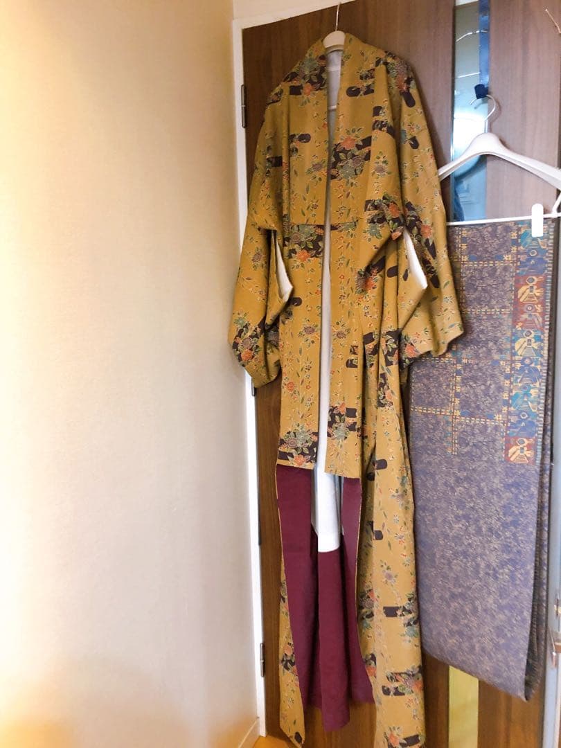 大衆演劇　役者　渋い着物　超キングサイズ正絹に見える洗える着物　雲紅型花柄帯付き