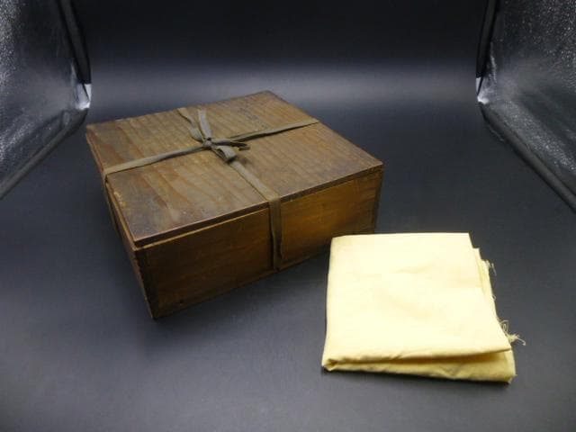 楽吉左衛門　十一代　慶入　青釉桔梗椿紋平鉢／共箱