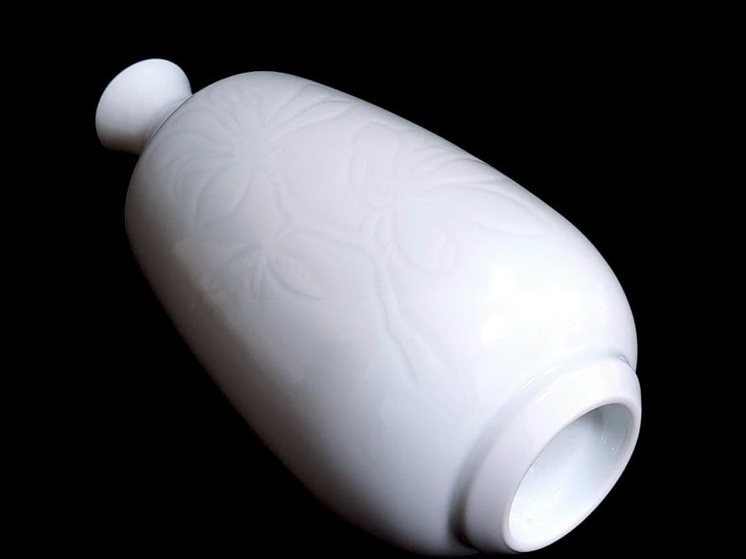 井上康徳　白磁辛夷彫文　小花瓶 高さ：約20.5㎝　共箱/陶歴