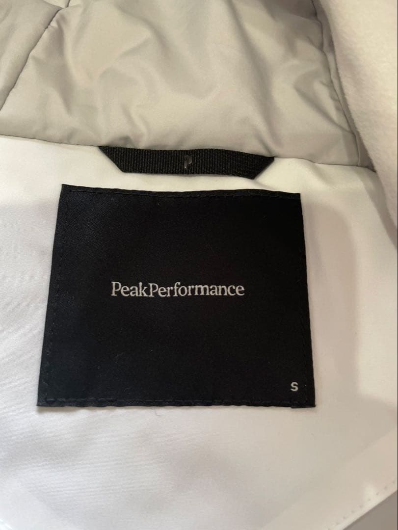 ピークパフォーマンス　スノージャケット　ホワイト