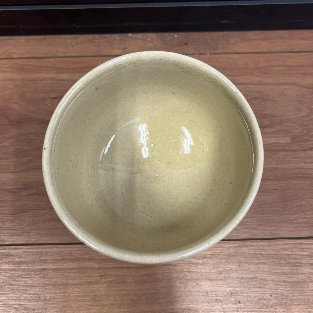 手書き文字のベージュ茶碗