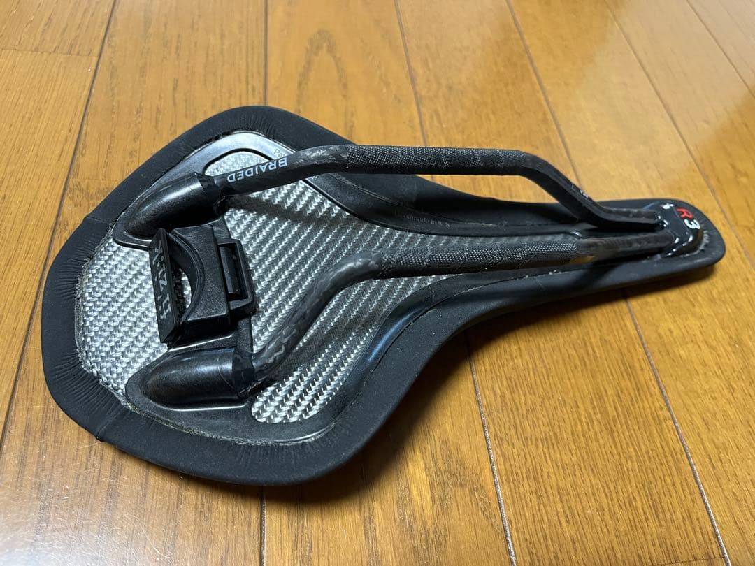 フィジーク　アンタレス　fi'zi:k Antares サドル 黒　カーボン