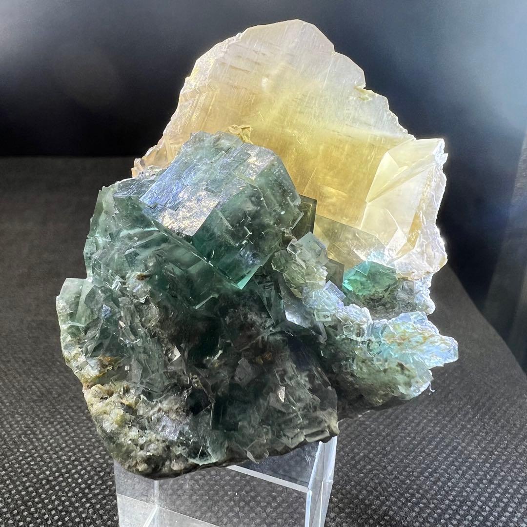 ヤオガンシャン産　カルサイト共生　ブルーグリーンフローライト　母岩あり