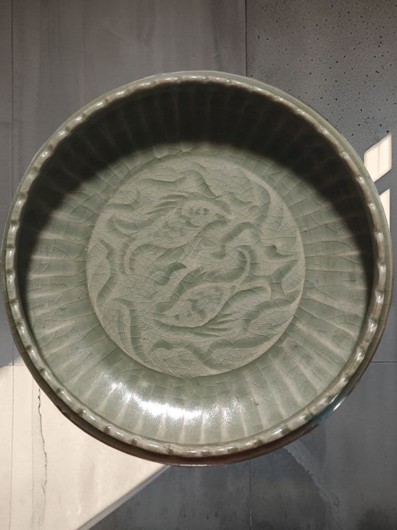 中国美術　青磁双魚紋皿　陰刻　時代物骨董　アンティーク　明　清