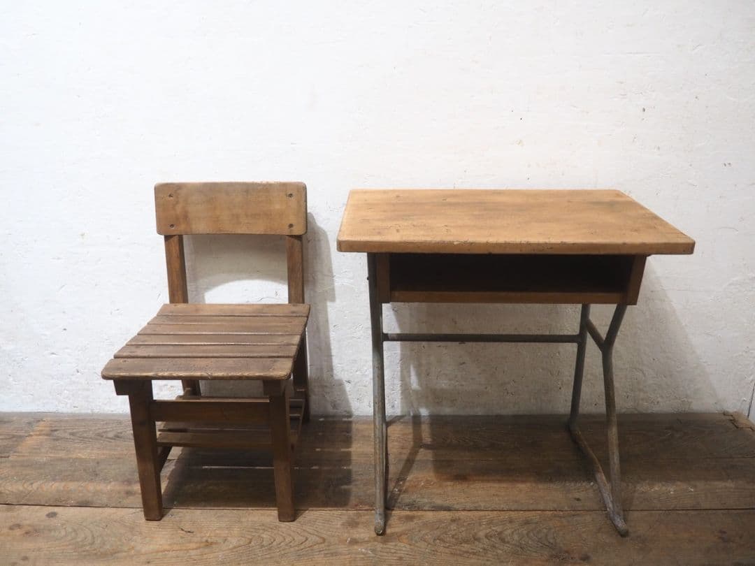 1323 ①ヴィンテージ　レトロな学校机と椅子　テーブル　イス　古家具　子供用