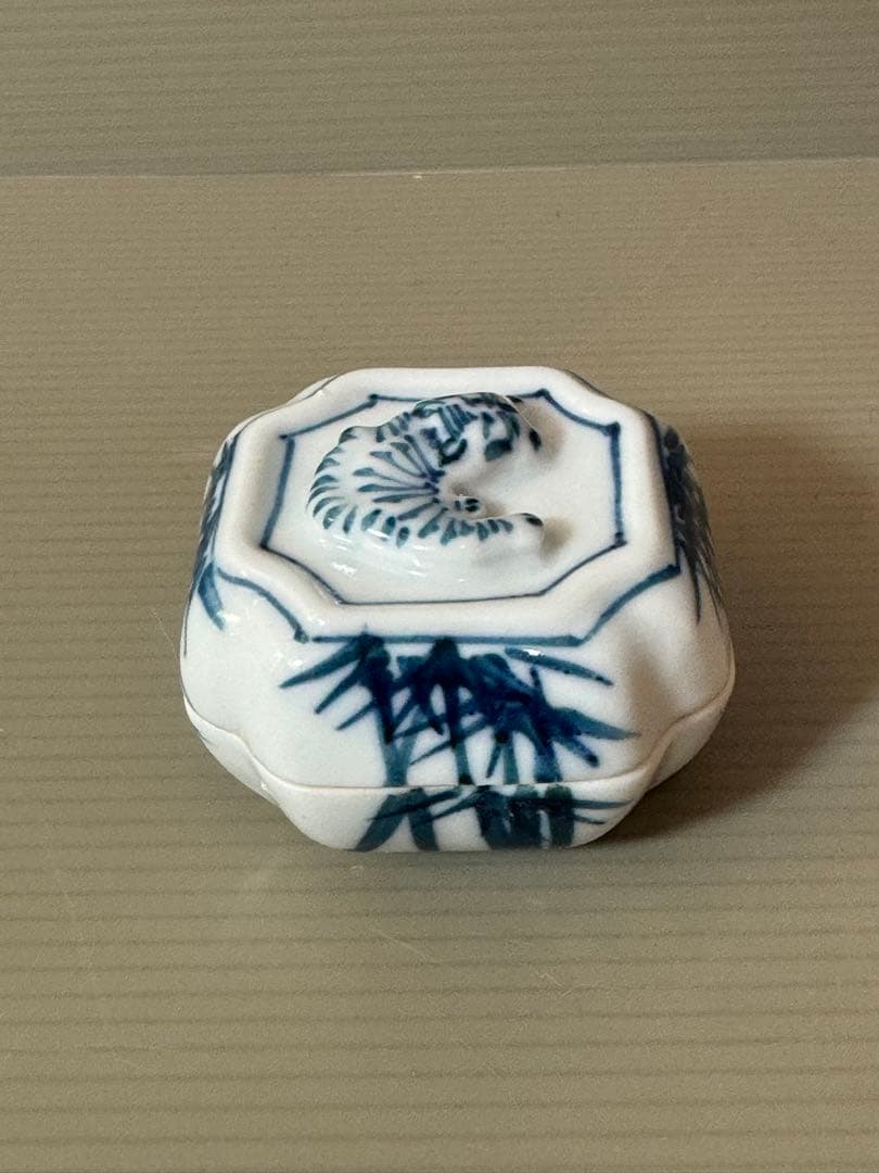 2716 染付香合　竹虎文　徳昇作