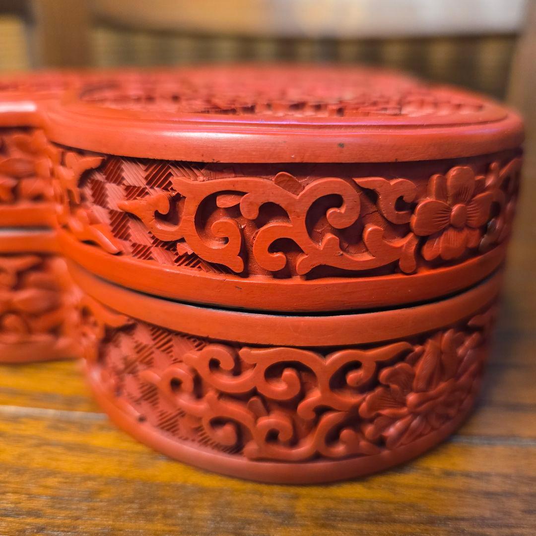 中国　堆朱彫 幾何地唐華唐草文 　三輪蓋物