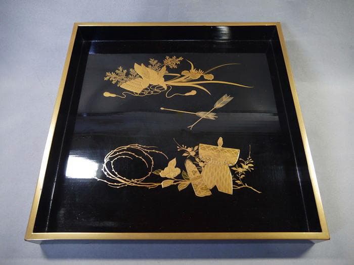 美しい立雛ノ図と兜ノ図　木製金蒔絵　四方盆の大　27.3cm　桃の節句端午の節句