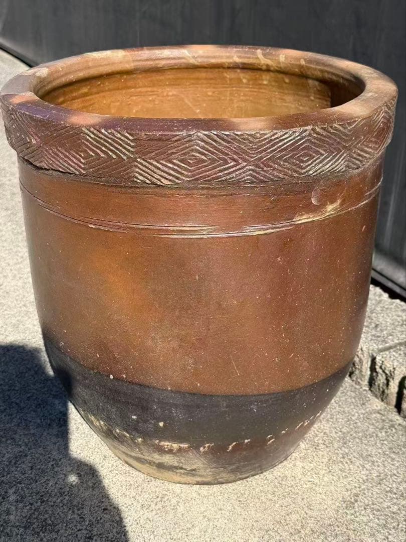 甕重厚感がありますので、庭や古民家のお庭の雰囲気づくりをされたり 年代品