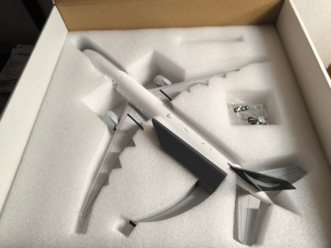 inflight 1/200キャセイパシフィック　777-300ER B-KQL