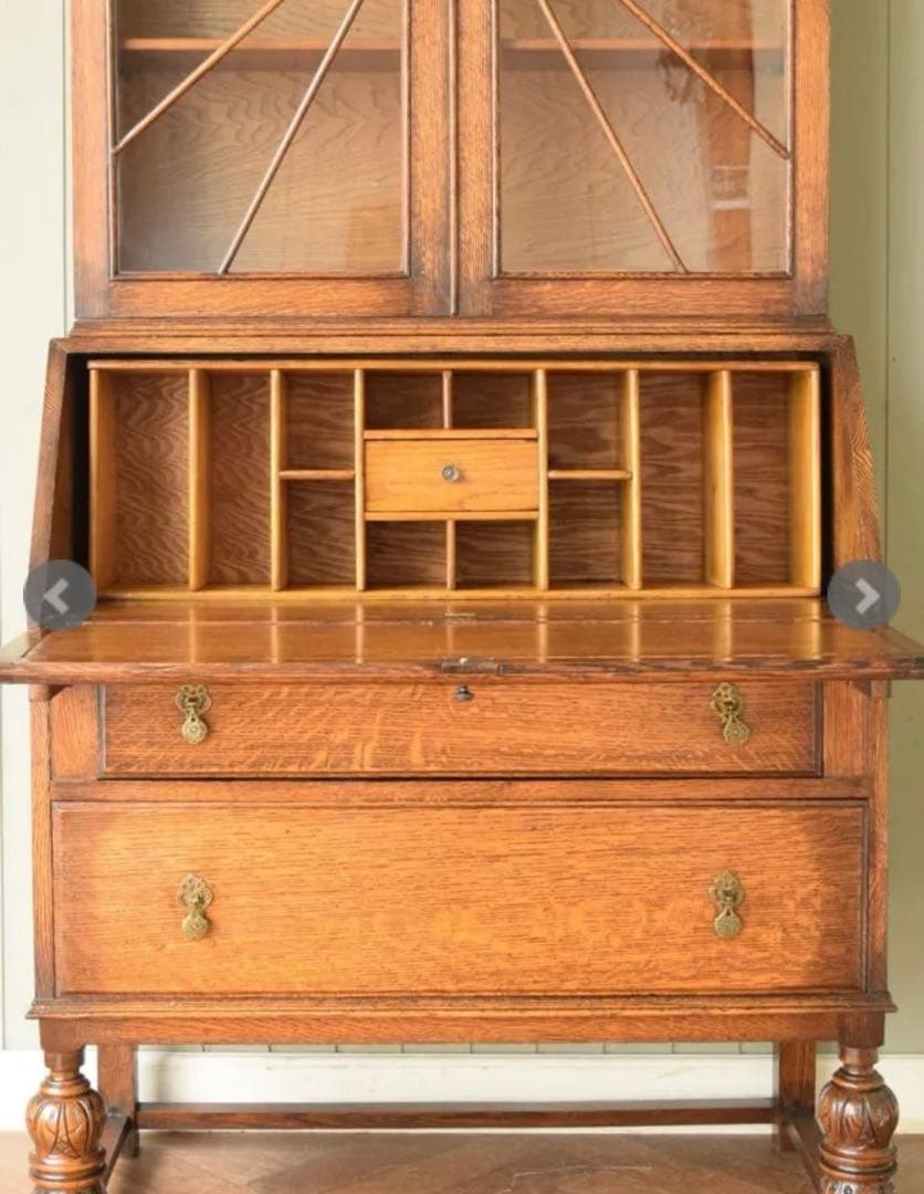 イギリスから届いたアンティークの本棚付きデスク、ビューロー