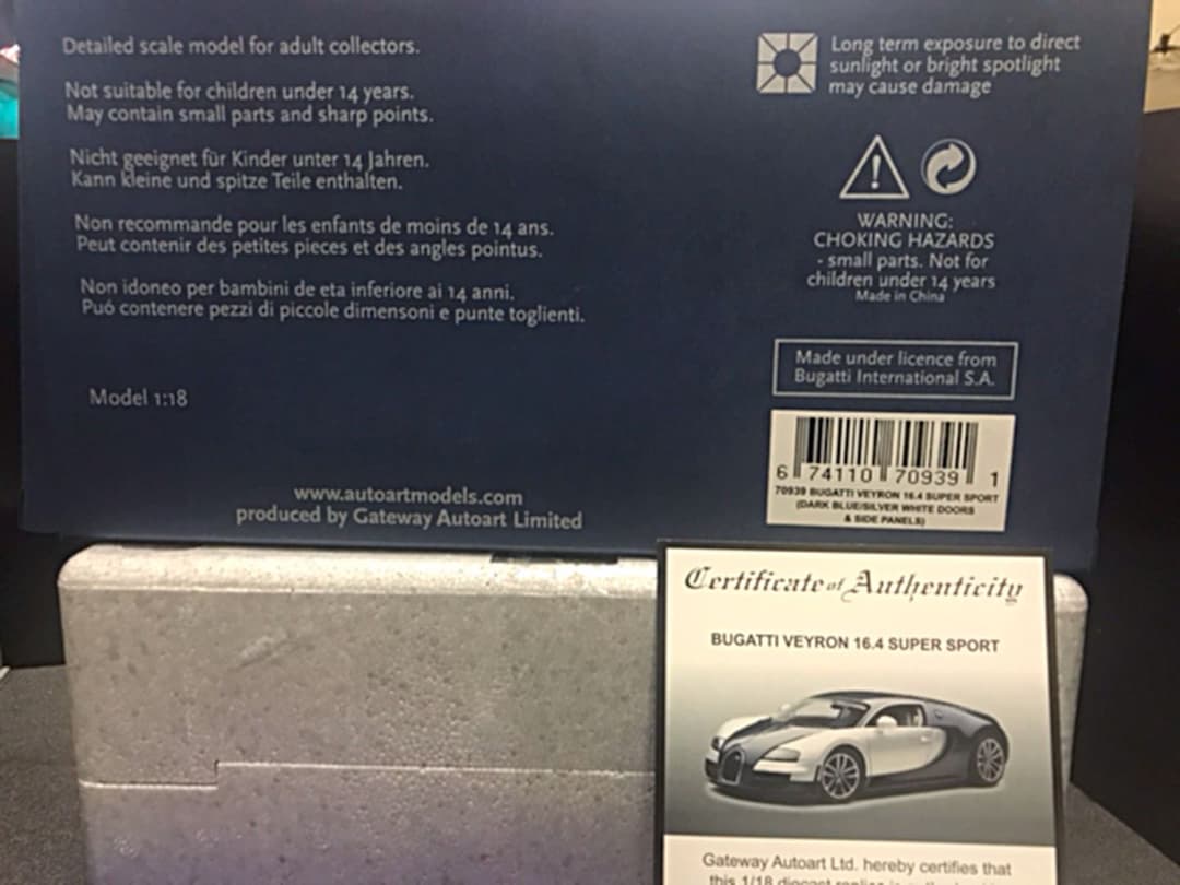 オートアート ブガッティ ヴェイロン ダークブルー/シルバー シリアルNo.付