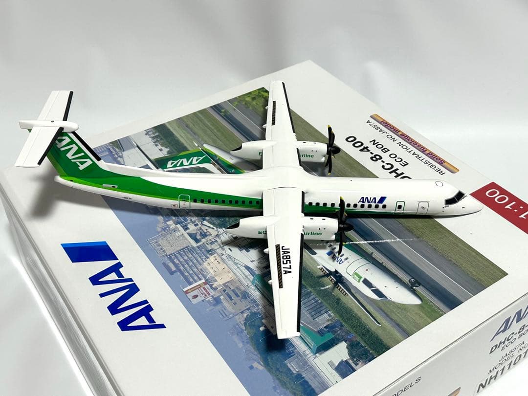全日空商事 1/100 ANA DHC-8-400 NH11013 台座付き