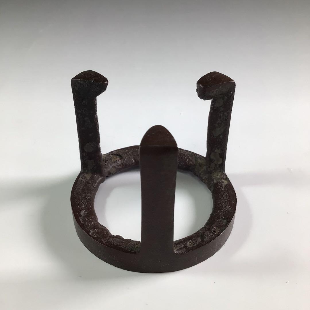 Ｐ９６０　蓋置　『人間国宝　高橋敬典造』『鉄製』『五徳蓋置』　共箱　茶道具