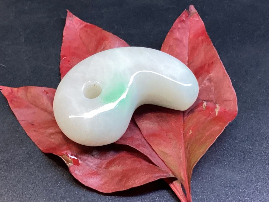 ✳premiumシリーズ幸運導く勾玉 高品質翡翠 再結晶線入り糸魚川翡翠　鑑別書