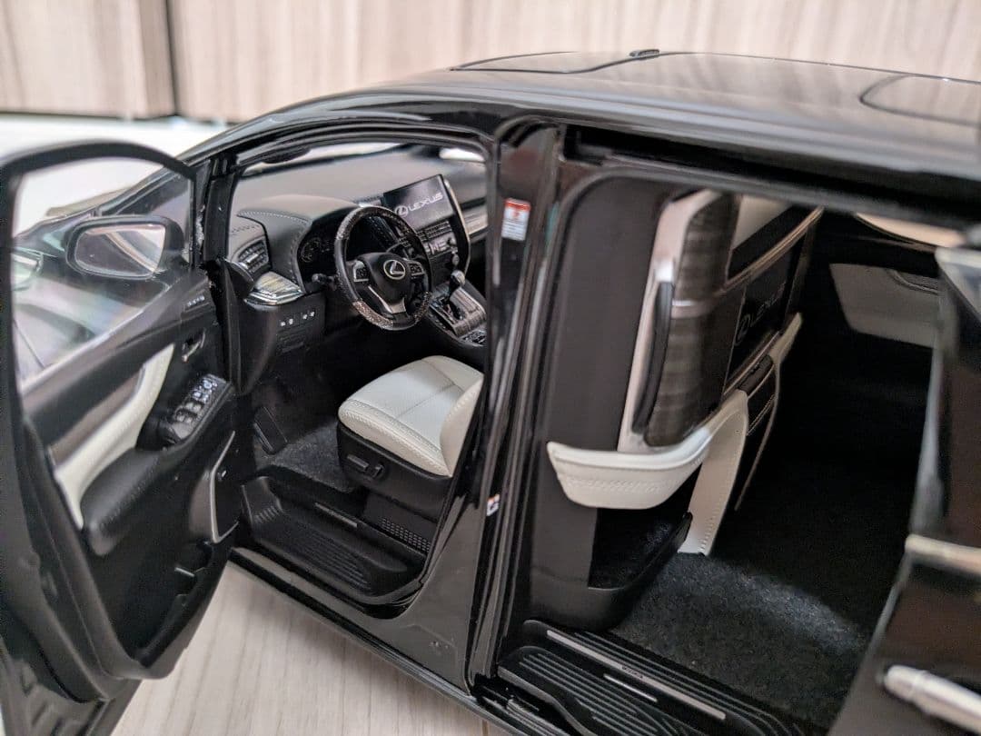 京商　1/18　レクサスLM　レクサス　ミニカー　アルファード　オートアート