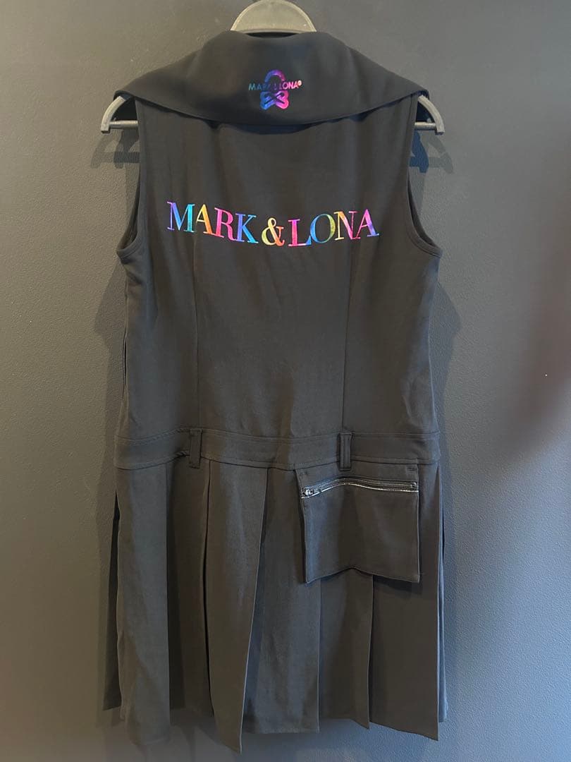 MARK&LONA プリーツ切替衿付きノースリーブワンピース ブラック