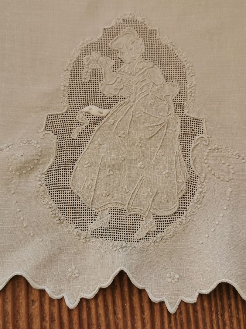 アンティーク アペンツェルレース刺繍 ブーケと少女 小花ガーランド リネンクロス