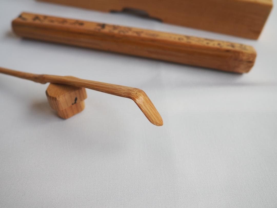 大徳寺派孤篷庵住職 小堀宗泰自作『竹茶杓』歌銘：岩もる音（共箱・共筒）