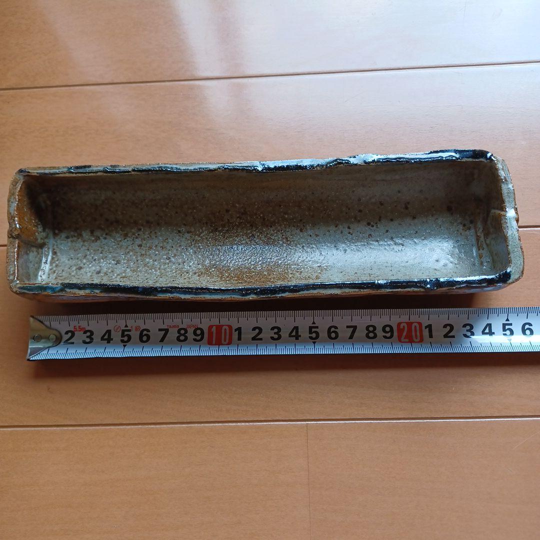 日展作家　鈴木紀文作　灰釉辰字文花器　瀬戸焼　足付き　華道