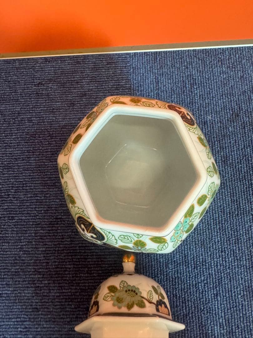 2028 有田焼 前山陶器 染錦山 庫山窯 金ラインの花柄模様 六角飾り壺