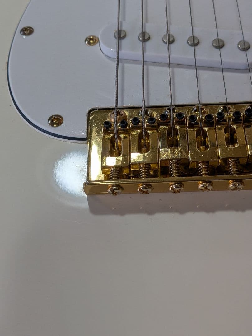 セルダーホワイトエレキギター ゴールドパーツ
