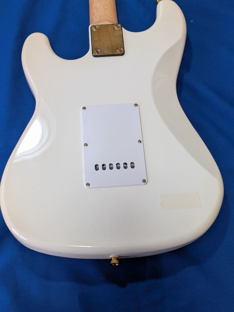 セルダーホワイトエレキギター ゴールドパーツ