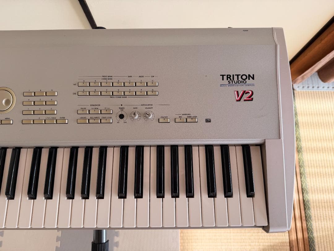 【美品】KORG TRITON V2 シンセサイザー