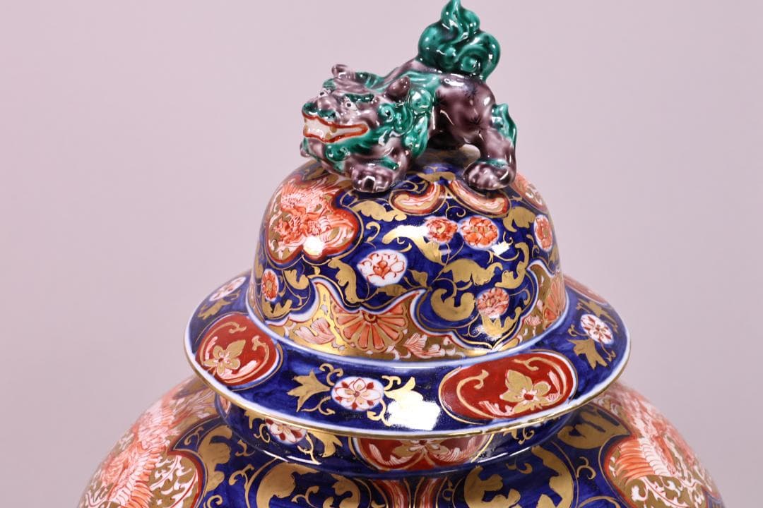 古伊万里　大明成化年製銘　牡丹唐獅子図　大壺　金彩　獅子摘蓋　54㎝ BJ179