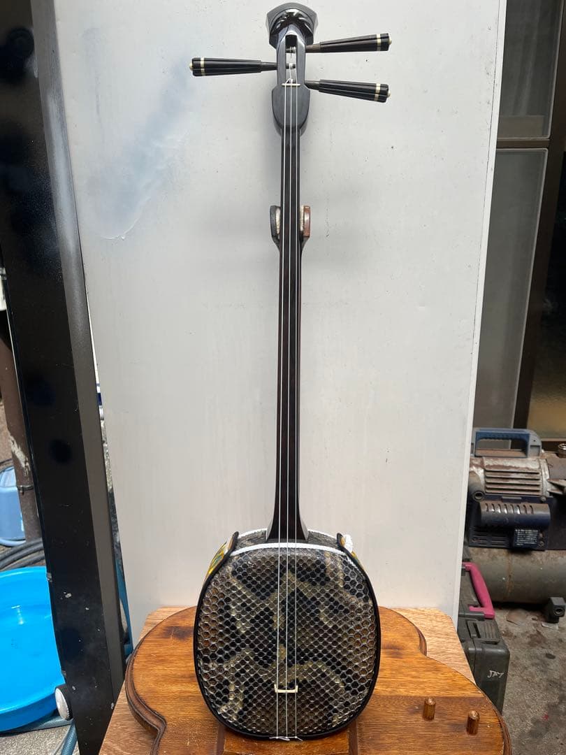 沖縄三線江戸与那城型((シャム柿)本皮一枚張りに仕上げました。