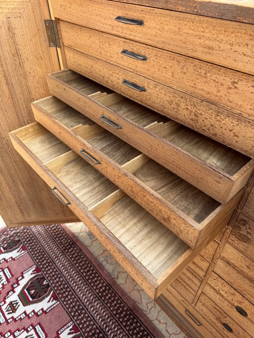 気づけば手放せない｜大正期 総桐 観音扉 小引出し箪笥