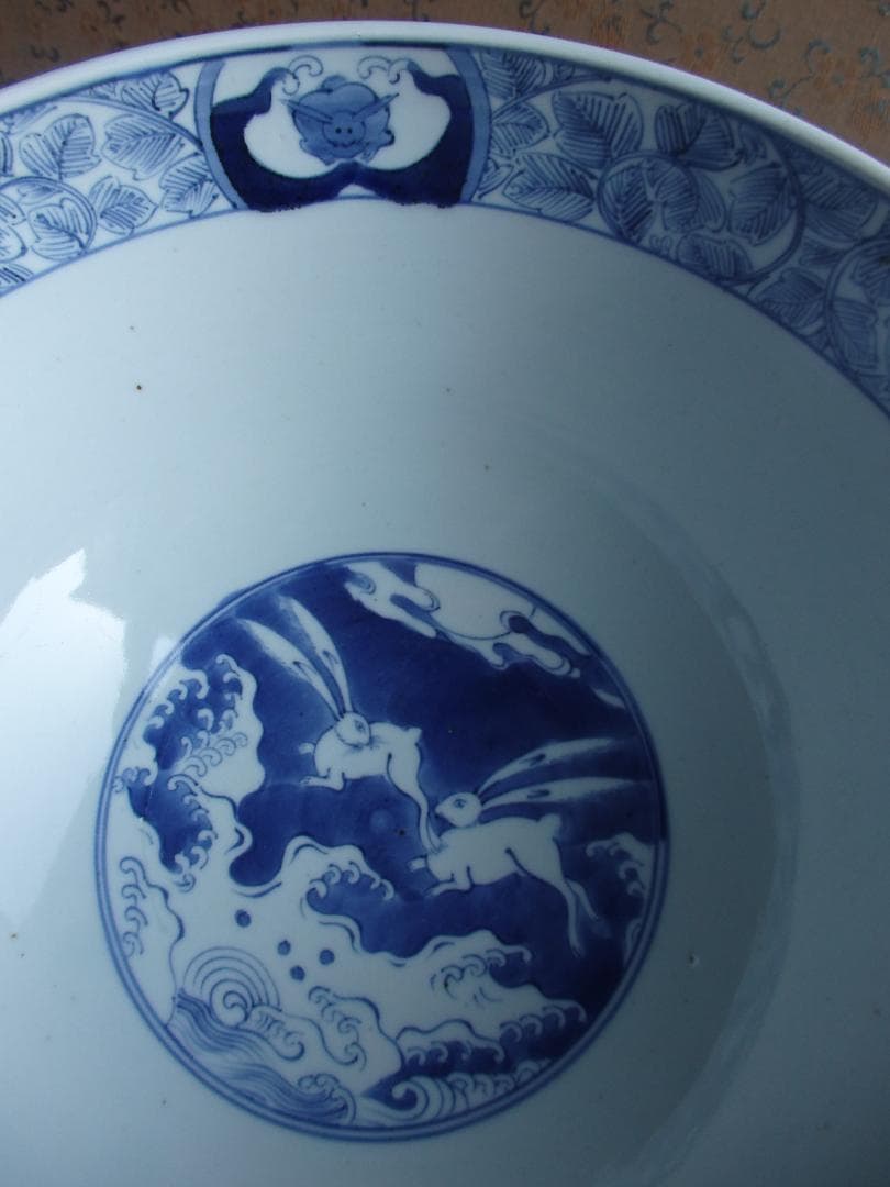 古伊万里 大鉢『波に跳ねうさぎ』蛸唐草文　染付　江戸期