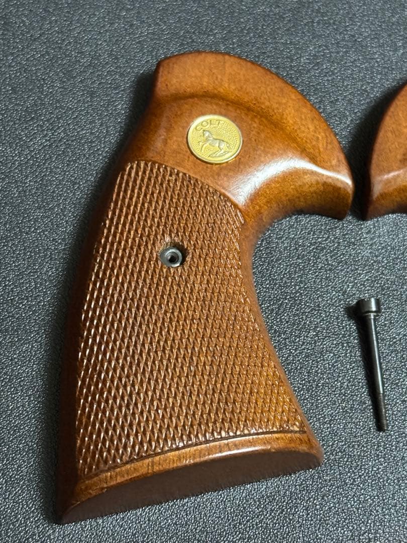 【実物】コルト社純正 パイソン 3rd 前期 木製グリップ スクリュー付き 良品