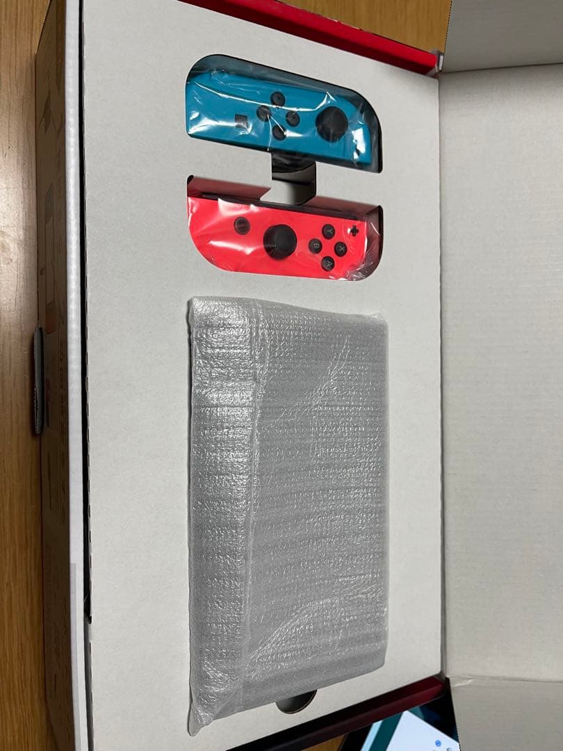 ☆*☆様 新型Nintendo Switch 本体 青/赤 Joy-Con付き