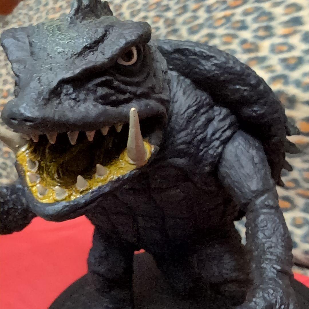ガメラ怪獣フィギュア 黒 プラスチック製回転座３６０度