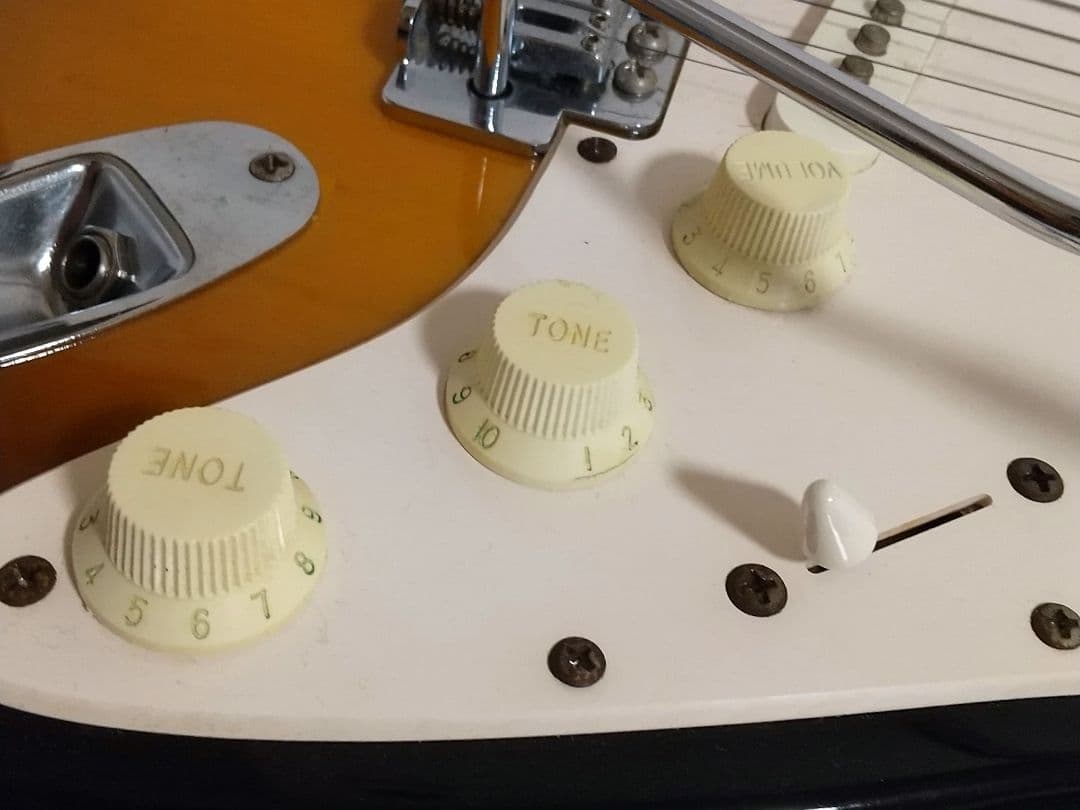 Squier サンバースト ストラトキャスター エレキギター