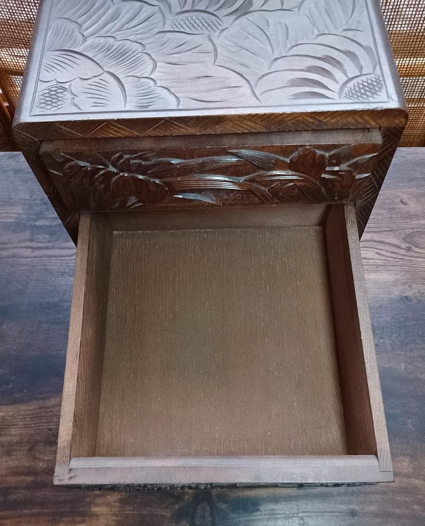 伝統工芸 木彫り 小箪笥 三段 卓上収納 日光彫 軽井沢彫風 牡丹 菖蒲 彫刻