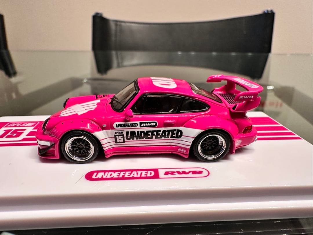UNDEFEATED ポルシェ911 RWB ミニカーピンク1/64