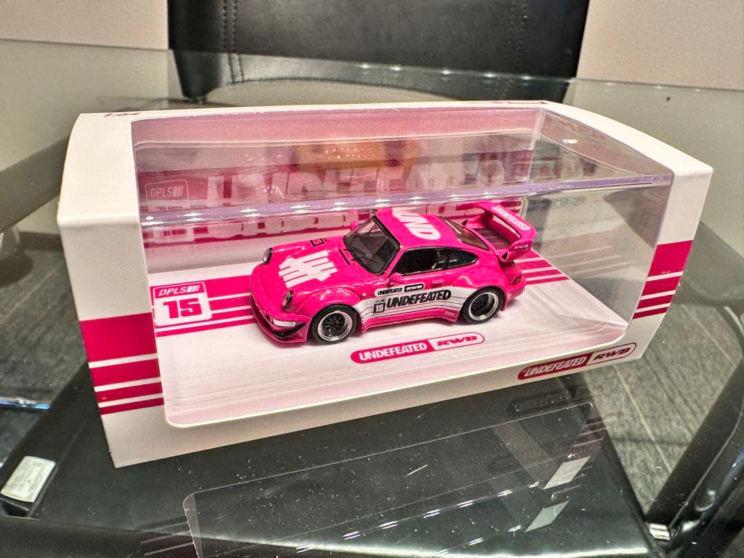 UNDEFEATED ポルシェ911 RWB ミニカーピンク1/64