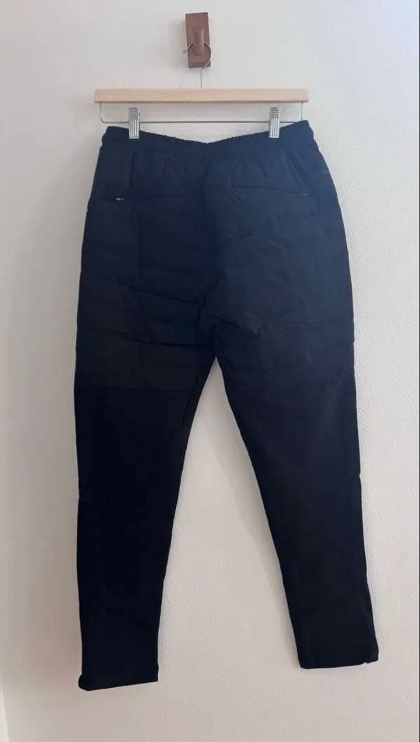 1PIU1UGUALE3 ウノピゥウノウグァーレトレ サークルロゴ　M