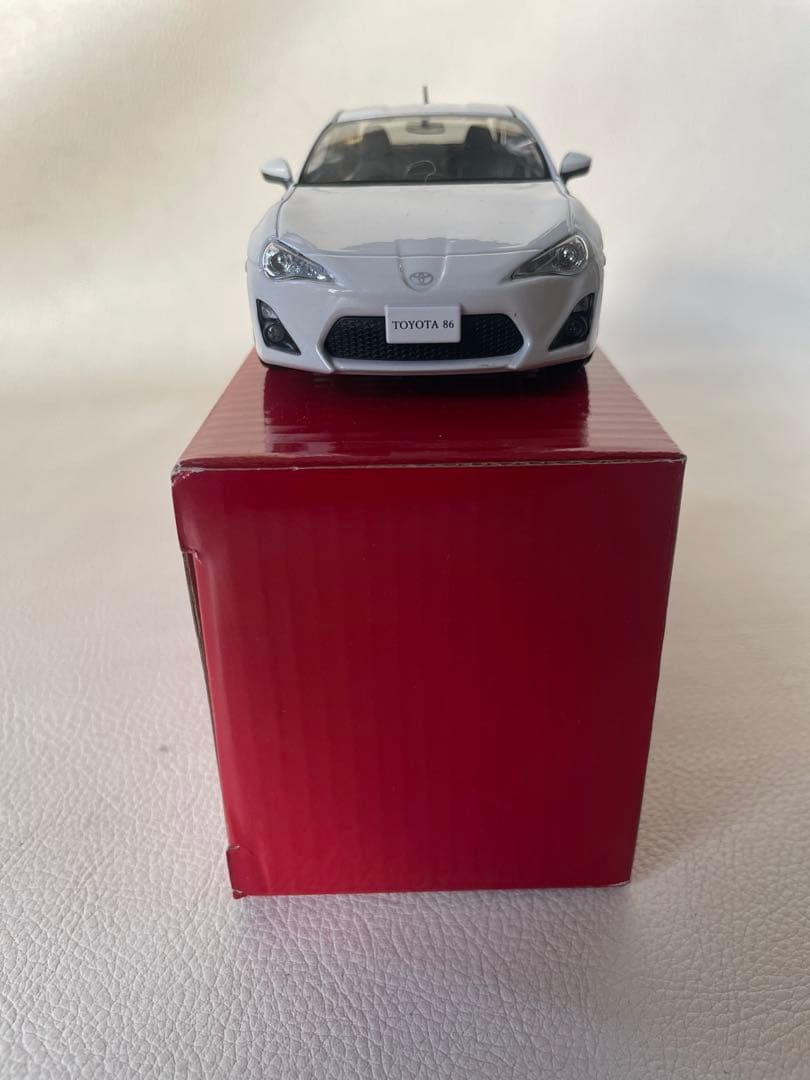 トヨタ 86 色見本 ミニカー 1/30 ①37J サテンホワイトパール 非売品