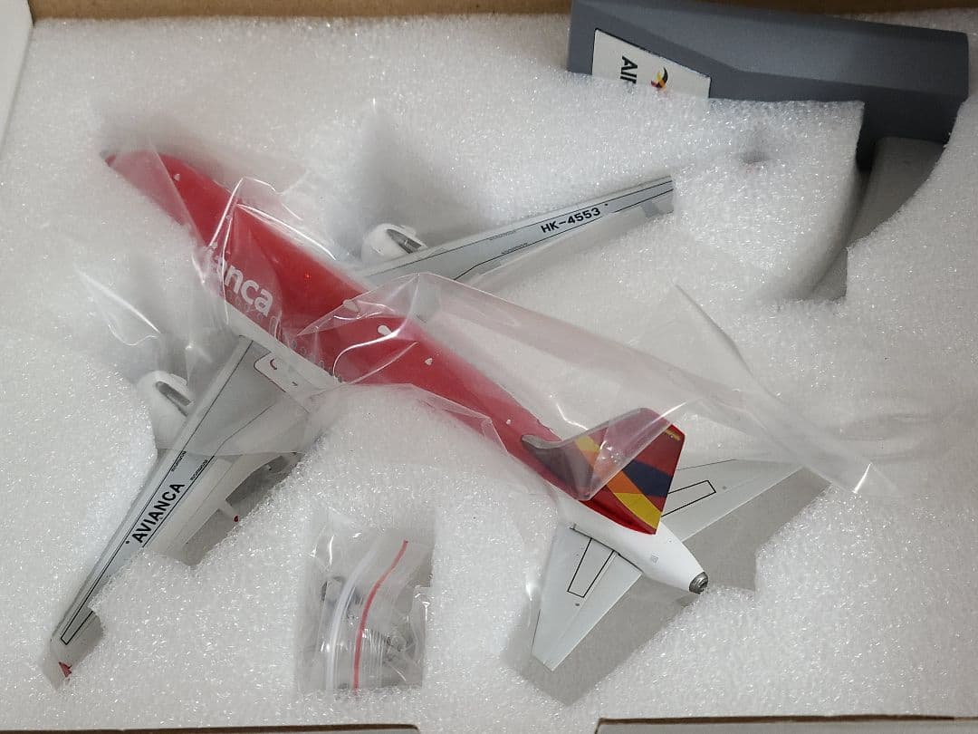 1/200 A319-112 アビアンカ航空 HK-4553 スタンド付属