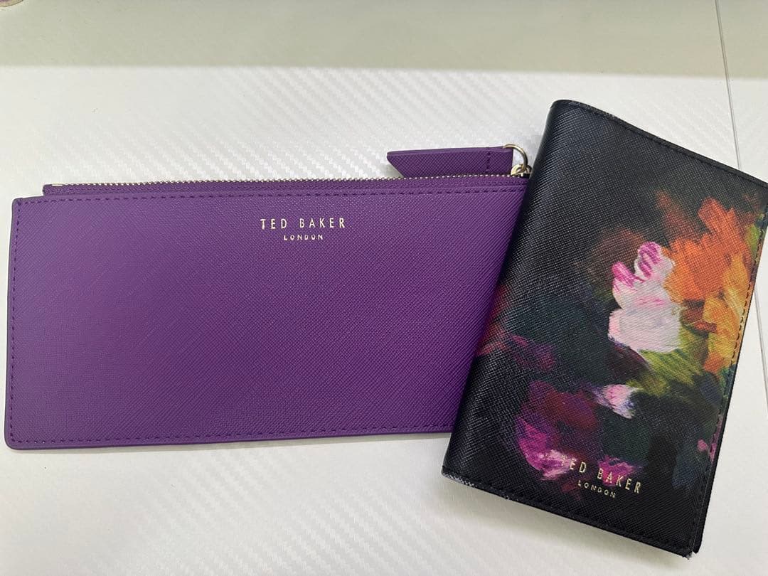 TED BAKER 花柄パスポートケース