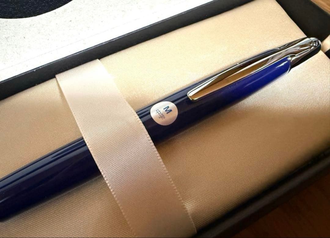 新品未使用　PILOTのキャップレス万年筆、ブラックインク付き、保証書あり。