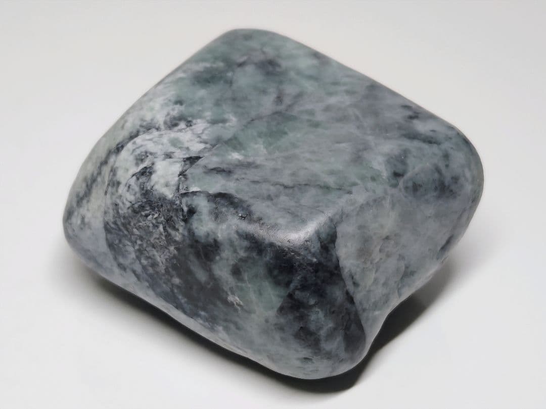 糸魚川137 翡翠 213g ヒスイ 原石 鑑賞石 自然石 誕生石 鉱物 鉱石